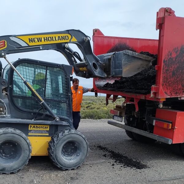 Se realizaron tareas de bacheo en la RN40, en el acceso a Río Mayo