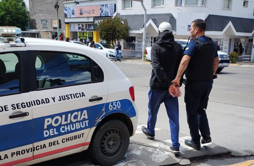 Robó cuatro camisas y fué detenido