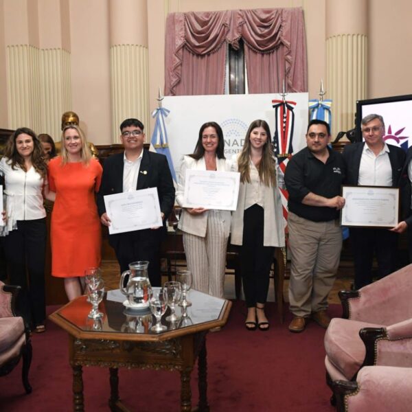 La senadora Andrea Cristina reconoció al programa Tech Girls