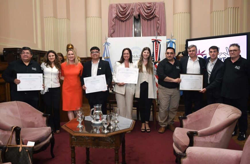 La senadora Andrea Cristina reconoció al programa Tech Girls