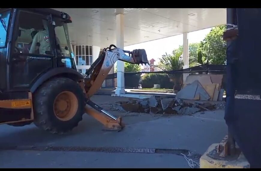 Retiran los tanques de combustibles de una estación de servicio abandonada