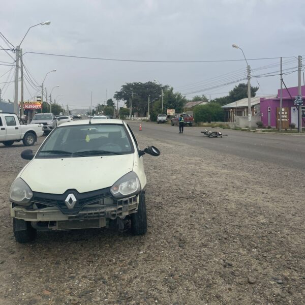 Choque entre un auto y una moto con un herido