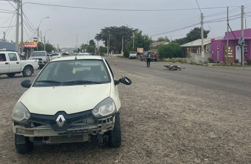 Choque entre un auto y una moto con un herido