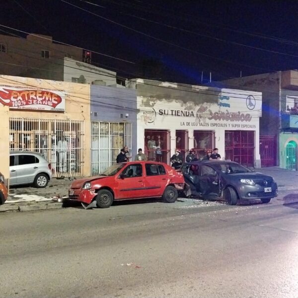 Chocó a tres autos que estaban estacionados