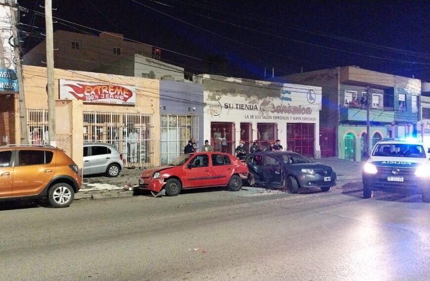 Chocó a tres autos que estaban estacionados