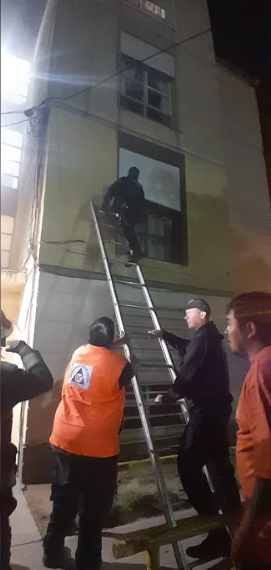 Prendió una vela y tuvieron que evacuar el edificio