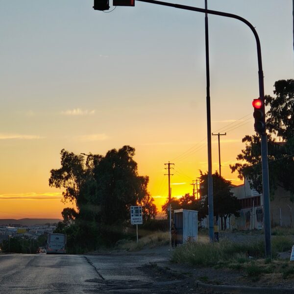 Vientos y cielo algo nublado: así estará el clima