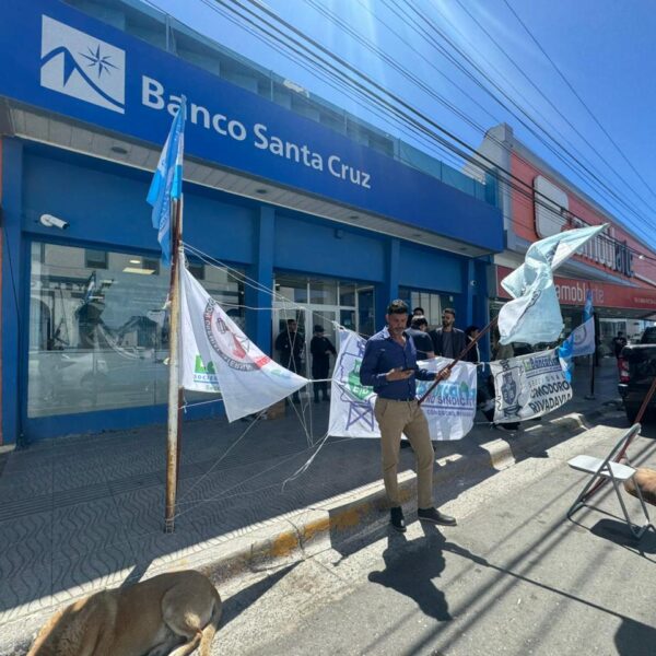 ¡Cierre y afuera! El fuerte impacto del cierre de la sucursal del Banco Santa Cruz en Comodoro Rivadavia