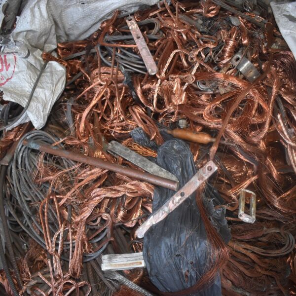 Se incautaron 1500kg de cobre, armas y dinero