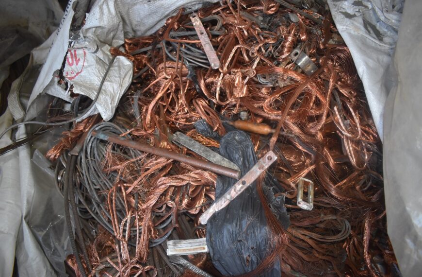 Se incautaron 1500kg de cobre, armas y dinero