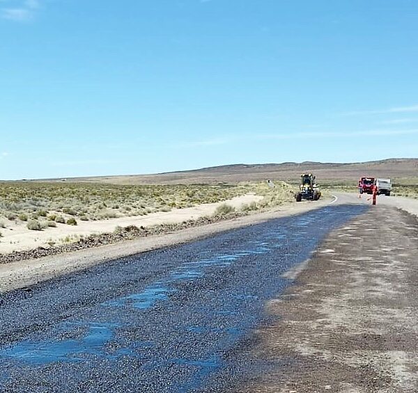 Se realizan trabajos de bacheo en la RN26, a la altura de la “curva del lago” en Sarmiento