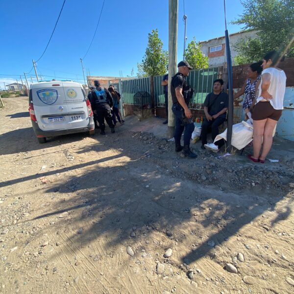 Abandonaron a dos abuelos con problemas de salud en la vía pública