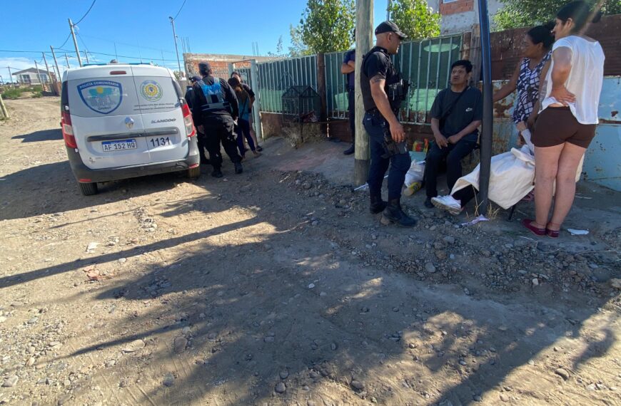 Abandonaron a dos abuelos con problemas de salud en la vía pública