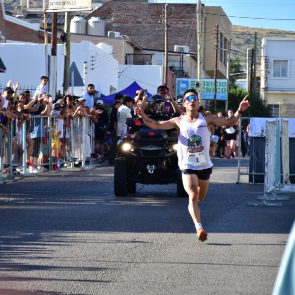 Joaquín Arbe y Mariana Borelli fueron los ganadores de la Corrida de Crónica