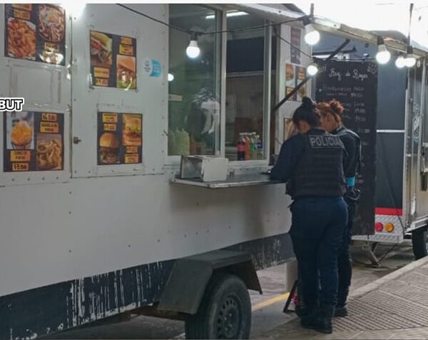 Lo detuvieron tras amenazar y atacar un carrito de comida en una plaza