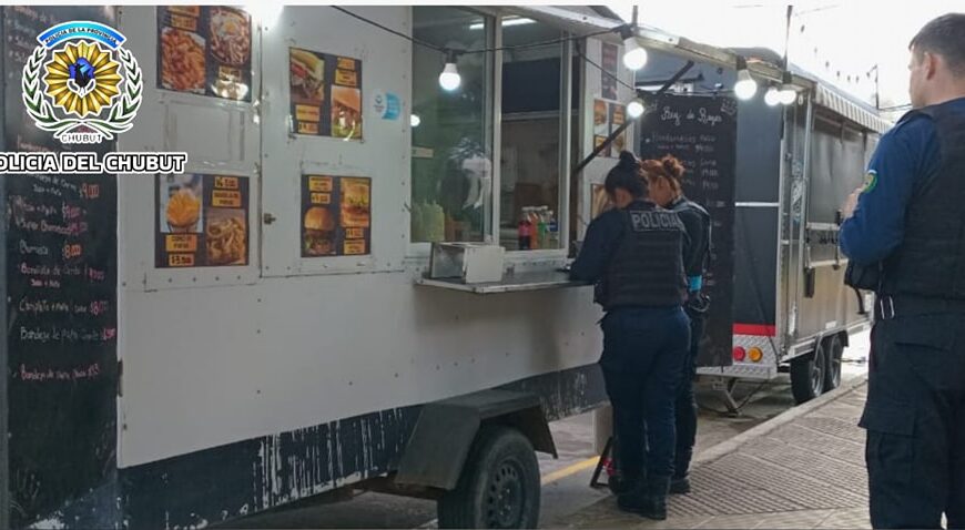 Lo detuvieron tras amenazar y atacar un carrito de comida en una plaza