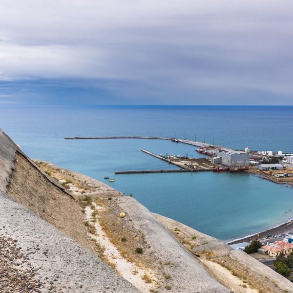 Jornada con cielo parcialmente nublado y vientos intensos