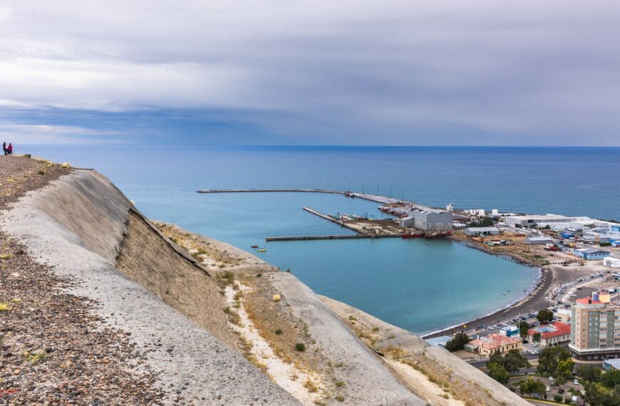 Jornada con cielo parcialmente nublado y vientos intensos