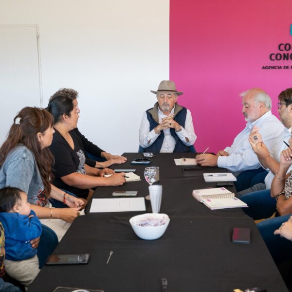 Othar se reunión con la comunidad educativa de la Escuela Municipal”