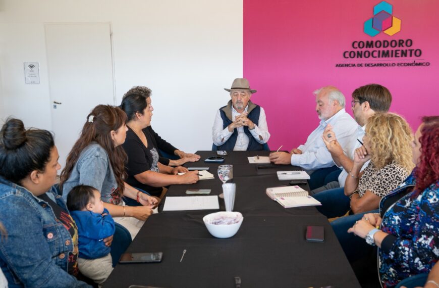 Othar se reunión con la comunidad educativa de la Escuela Municipal”