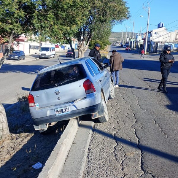 Se quedó dormido al volante y terminó sobre el bulevar: dio positivo en alcoholemia