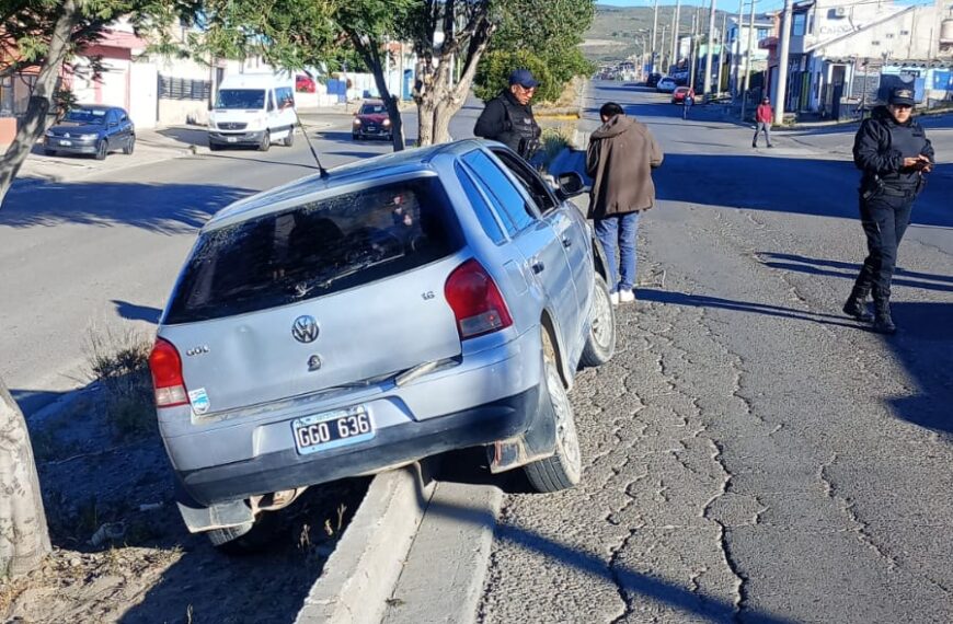Se quedó dormido al volante y terminó sobre el bulevar: dio positivo en alcoholemia