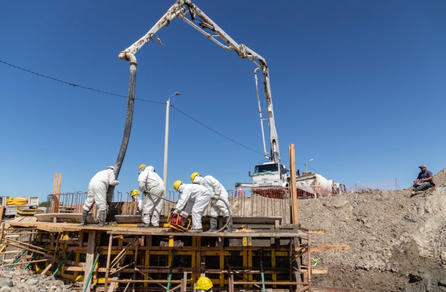 Avanza la construcción del puente peatonal en el barrio La Cantera