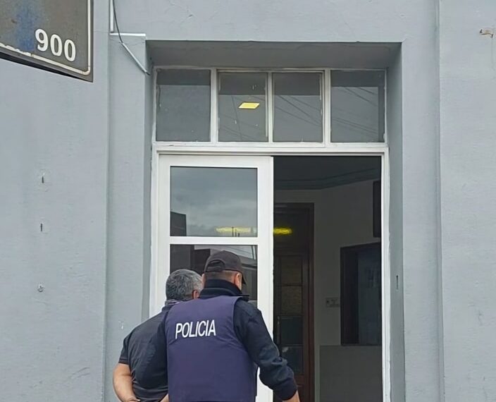 Estacionó mal, encontró su auto rayado y terminó golpeando a tres personas