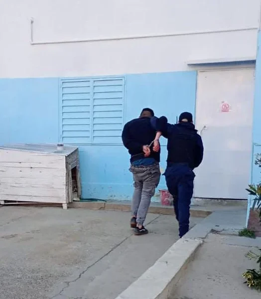 Terminó detenido por romper un vidrio y robar