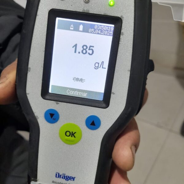 Cruzó un semáforo en rojo, lo detuvieron para control y dio positivo de alcoholemia