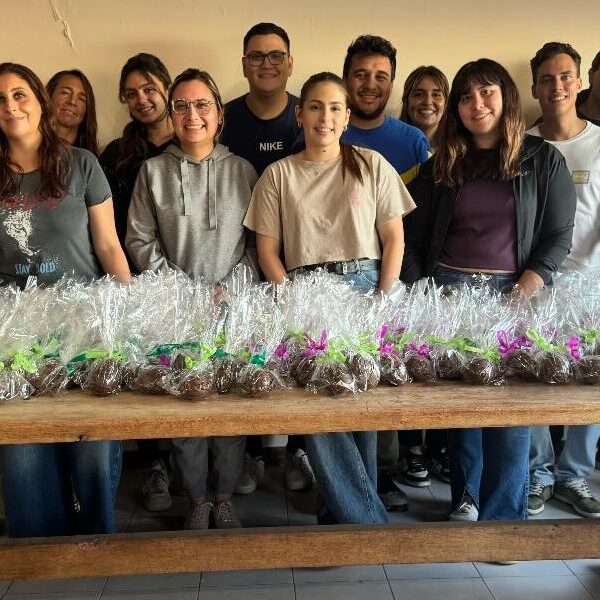 Juventud del PRO Comodoro puso “las manos en el chocolate” y entregará más de 250 huevos de Pascua
