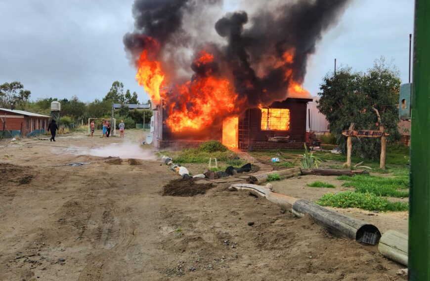 Una familia logró salir a tiempo de su casa cuando se estaba incendiando