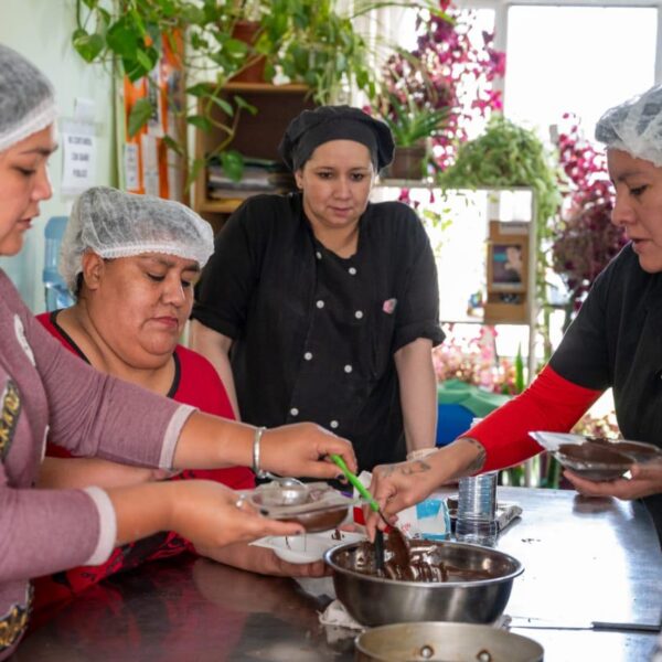 Se celebraron dos jornadas gratuitas de elaboración de huevos y roscas de pascuas en Comodoro