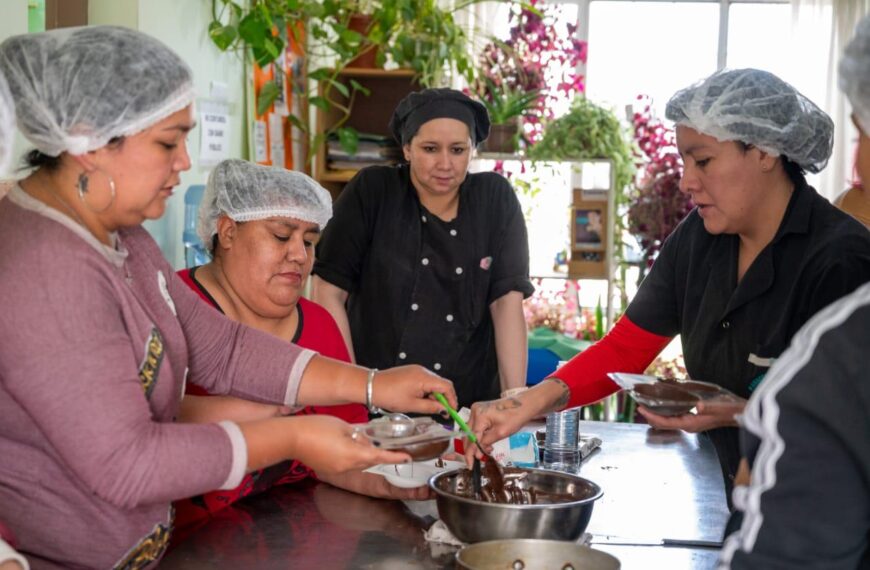 Se celebraron dos jornadas gratuitas de elaboración de huevos y roscas de pascuas en Comodoro