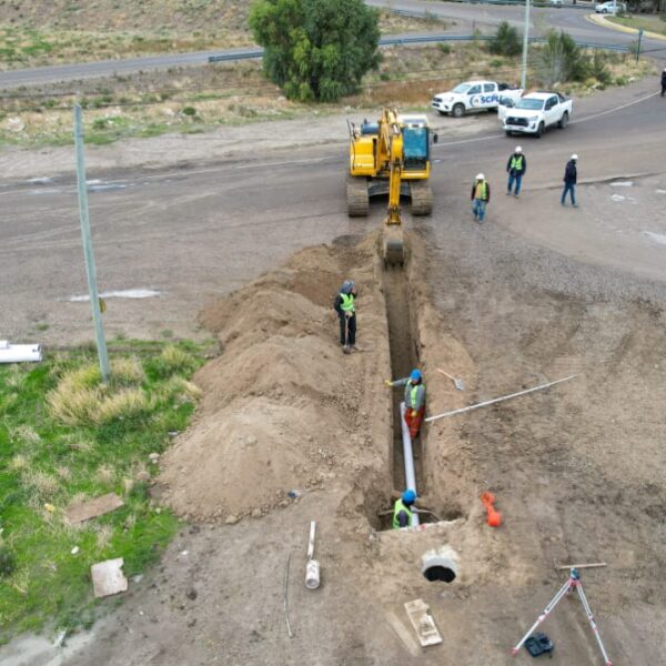 El Municipio ejecuta obras de cloacas, iluminación y mejoramiento en distintos barrios de Comodoro