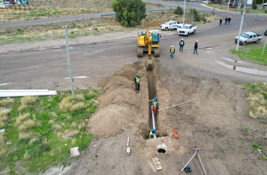 El Municipio ejecuta obras de cloacas, iluminación y mejoramiento en distintos barrios de Comodoro