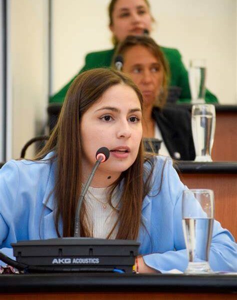 Ximena González cuestiona la pelea política por el transporte: “El único perjudicado es el ciudadano”