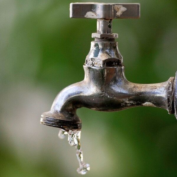 Corte de agua en siete barrios de zona sur por una avería en el acueducto del ’99