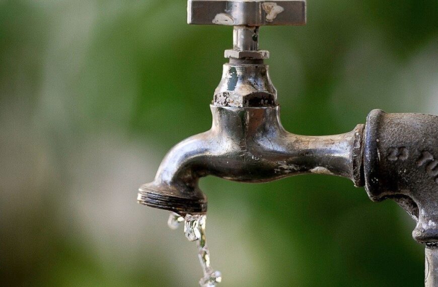 Corte de agua en siete barrios de zona sur por una avería en el acueducto del ’99