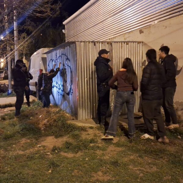 Intentaron forzar el depósito de un supermercado y fueron detenidos