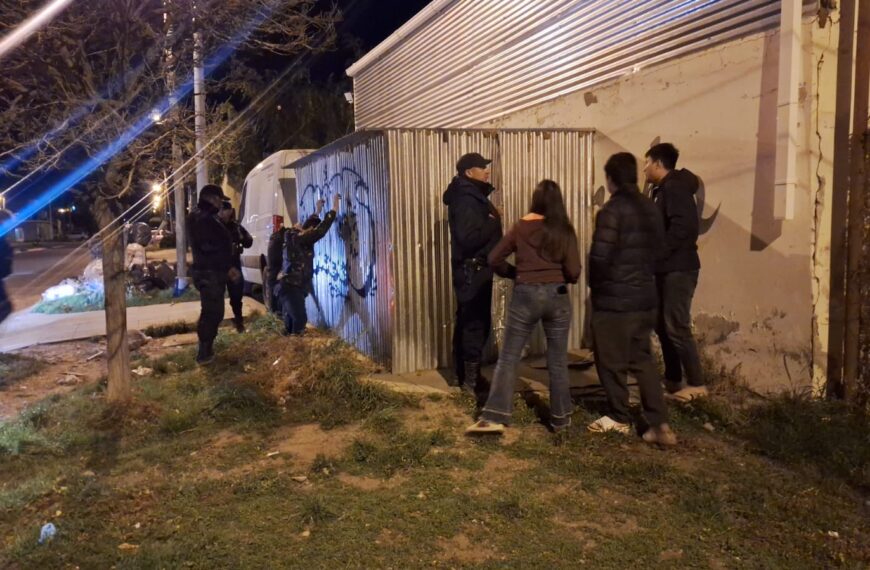 Intentaron forzar el depósito de un supermercado y fueron detenidos