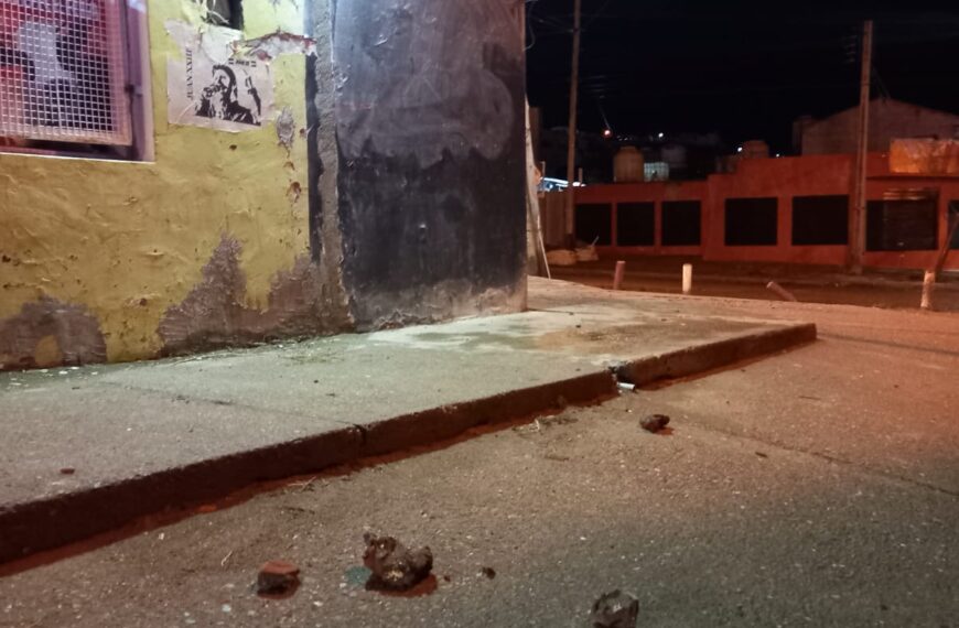 A piedrazos contra un comercio: tres detenidos