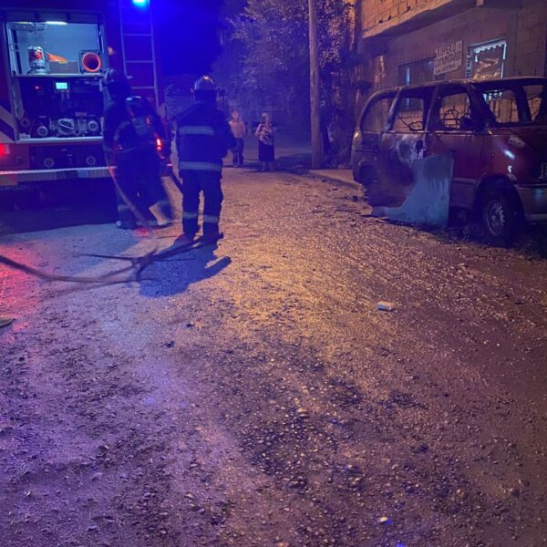 Se incendió un auto en barrio San Cayetano