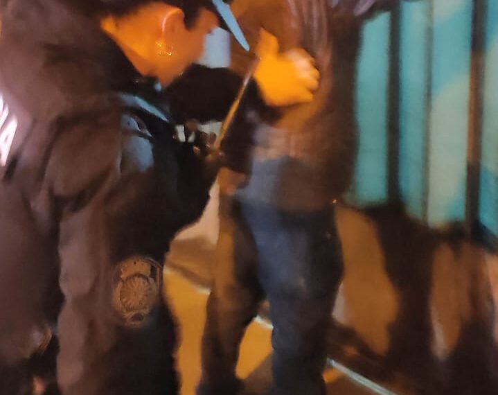 Lo sorprendieron robando una rueda y terminó detenido