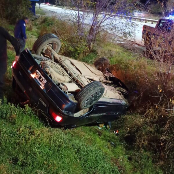 Perdió el control del auto y volcó tras esquivar un camión en la Ruta 3