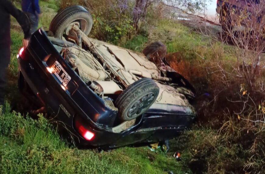 Perdió el control del auto y volcó tras esquivar un camión en la Ruta 3