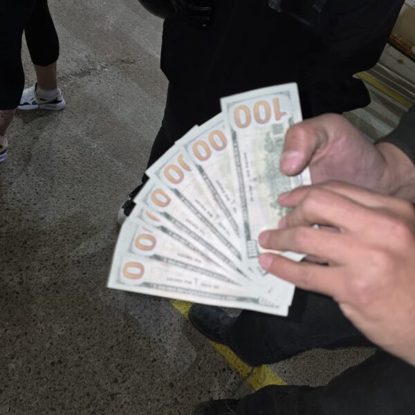 Pactó la compra de dólares y descubrió que eran falsos