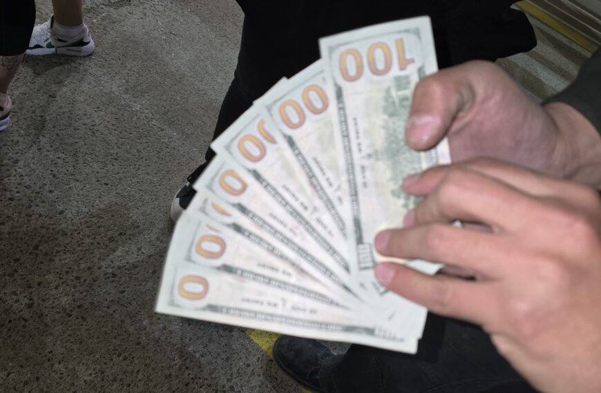Pactó la compra de dólares y descubrió que eran falsos