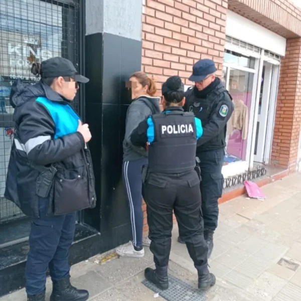 Detuvieron a una mujer tras atacar a una jubilada y robarle