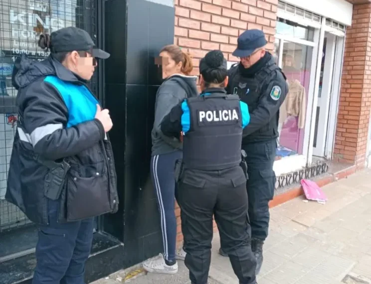 Detuvieron a una mujer tras atacar a una jubilada y robarle
